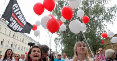 جميلات بيلاروسيا يقودن الاحتجاجات بألوان المعارضة الأحمر والأبيض