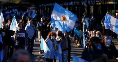 آلاف الأرجنتينيين يتظاهرون ضد إجراءات كورونا 