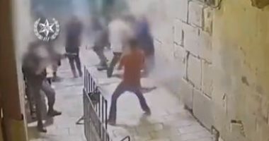 لحظة استشهاد فلسطينى برصاص جندى إسرائيلى على أبواب المسجد الأقصى