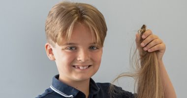 طفل يخضع لقص شعره لأول مرة منذ 9 سنوات.. ويتبرع به للأطفال مرضى السرطان