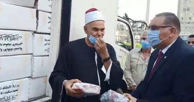 محافظ الشرقية يستقبل لحوم صكوك أضاحى الأوقاف قبل توزيعها.. فيديو وصور