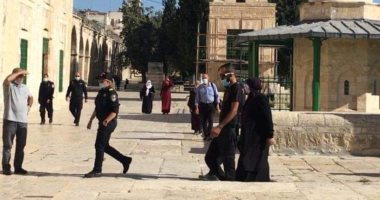 قوات الاحتلال تعتقل رئيسة الحارسات من داخل المسجد الأقصى.. فيديو
