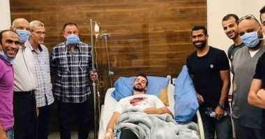 الخطيب وعبد الحفيظ وأحمد فتحى فى زيارة لـ محمود متولى بالمستشفى