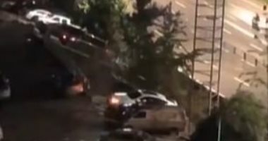 حفرة عملاقة تبتلع 21 سيارة فى حادث انهيار أرضى غرب الصين.. فيديو