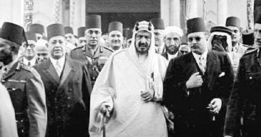 قصة صورة عمرها 74 سنة للملك فاروق يصطحب الملك عبد العزيز للأزهر