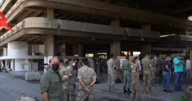 جنود فرنسيون يشاركون في تنظيف محطة حافلات تضررت من انفجار بيروت.. فيديو