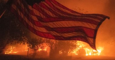 كاليفورنيا تستعد لمزيد من الصواعق بعد أن أودت حرائق الغابات بحياة 7 أشخاص