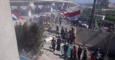صور.. محتجون عراقيون يهدمون مقار أحزاب موالية لإيران بالجرافات