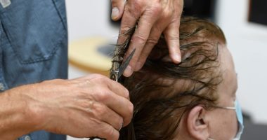 4 نصائح طبية للتعامل مع تساقط الشعر المرتبط بفيروس كورونا