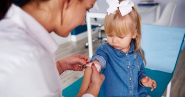 ماذا يحدث لصحة طفلك عند تأخر تناول التطعيمات الأساسية؟ 