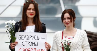 أناقة وابتسامات وورود.. جميلات روسيا البيضاء يتظاهرن رفضا لنتيجة الانتخابات.. ألبوم صور
