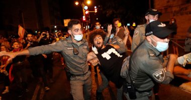 صور.. آلاف الاسرائيليين يتظاهرون ضد فساد نتنياهو  وشرطة الاحتلال تعتقل العشرات