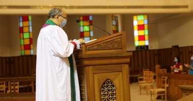 رئيس "الأسقفية" يصلى أول قداس أحد بعد فتح الكنائس للرعايا الأجانب
