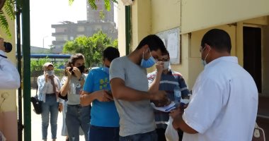توافد طلاب المرحلة الأولى للتنسيق على معامل جامعة عين شمس.. صور