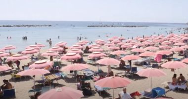 شواطئ إيطاليا تعود للاكتظاظ بالمصيفين وعدم مراعاة مسافات التباعد.. فيديو