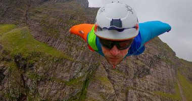 شخص يقفز من جبل على ارتفاع 4 آلاف قدم فى أسكتلندا باستخدام بدلة طيران فقط