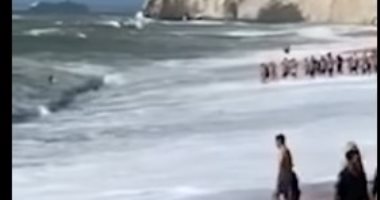 سلسلة بشرية تنقذ سباحا من الموت غرقا بأحد شواطئ بريطانيا.. فيديو وصور