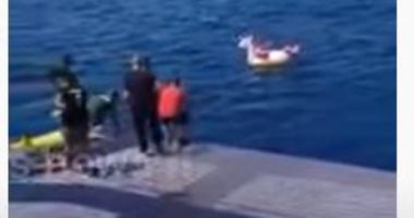 قائد سفينة يونانية ينقذ طفلة عمرها 3 سنوات تاهت وسط البحر.. فيديو وصور
