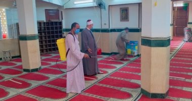 عمال مساجد الغردقة يعقمون المصلين قبل دخولهم لأداء صلاة الجمعة.. صور