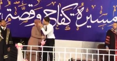 شاب فلسطيني يخلع زى التخرج بعد منع والدته من صعود المنصة..فيديو