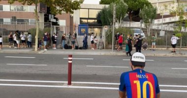 جماهير برشلونة تتجمهر أمام بوابات كامب نو بعد قرار ميسي..فيديو 