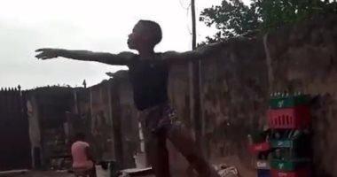 الطفل راقص الباليه النيجيرى تنهال عليه العروض.. من رقص الشارع للعالمية.. فيديو