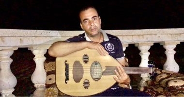 فيديو وصور.. وائل الليثى فنان يعيد ألحان وغناء الزمن الجميل على شواطئ سيناء