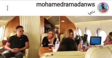 شاهد..محمد رمضان يستعرض عضلاته فى طائرة خاصة بصحبة أسرته (فيديو)