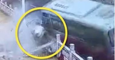 سائق صينى ينجو بأعجوبة بعد سقوطه من نافذة الحافلة.. فيديو وصور