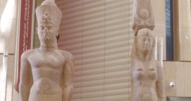 وضع تمثالين ملكيين على الدرج العظيم بالمتحف المصرى الكبير.. صور