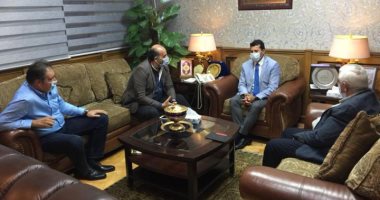 وزير الشباب والرياضة يلتقى محمد شبانة ويعد بزيارة نادى الصحفيين