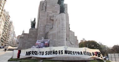 جماهير أولد بويز الأرجنتيني تطالب ميسي بالعودة بعد مغادرة برشلونة