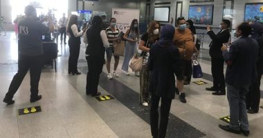مطار الغردقة يستقبل رحلة طيران قادمة من رومانيا تقل 210 سائحين.. صور