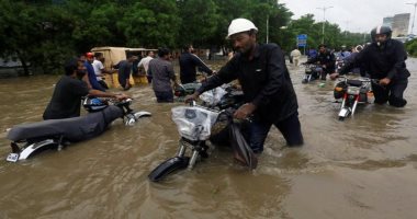 سكان مدينة كراتشي الباكستانية يهربون من منازلهم بسبب السيول
