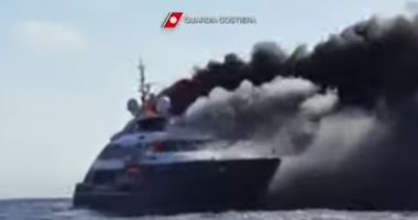 فيديو يوثق لحظة غرق يخت بعد اندلاع حريق به بالقرب من السواحل الإيطالية