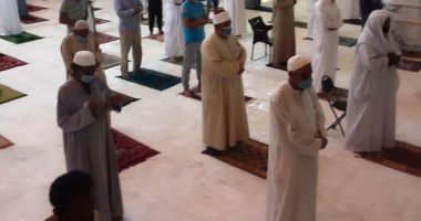 محافظا الفيوم وأسوان يشددان على تطبيق الإجراءات الوقائية بالمساجد.. صور