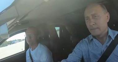 بوتين قبل قيادته سيارة بافتتاح طريق القرم: نضع حزام الأمان بدل المخالفة..فيديو