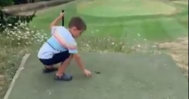 طفل عمره 4 سنوات يلعب الجولف بمهارة ويدخل الكرة فى الحفرة من أول مرة.. فيديو