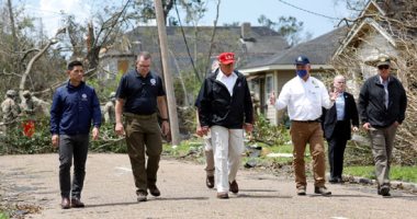 صور.. ترامب يزور المناطق المنكوبة من إعصار لورا فى تكساس ولويزيانا