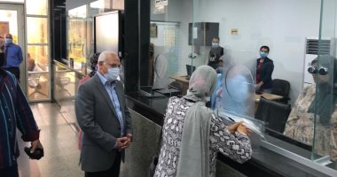 محافظ بورسعيد يتفقد المركز التكنولوجي لخدمة المواطنين بالديوان العام.. صور