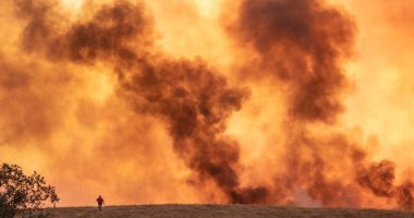 إجلاء 2400 شخص بسبب حريق ضخم فى جنوب إسبانيا .. فيديو