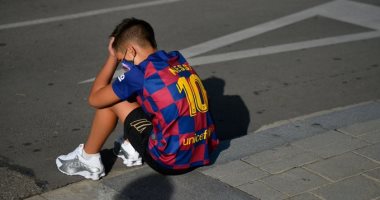 ميسي يصيب طفلا بالإحباط أمام مقر تدريبات برشلونة.. صور 