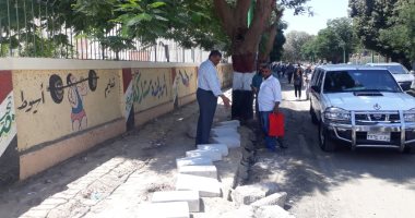 محافظ أسيوط : تركيب بلدورات ومواصلة أعمال رصف شارع الثورة