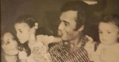 محمود ياسين مع أسرته من ألبوم الذكريات.. وابنته رانيا: ربنا يخليلى عائلتى