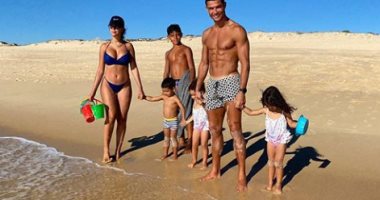 رونالدو وجورجينا يستمتعان بإجازة الصيف مع أطفالهما على الشاطئ.. صورة