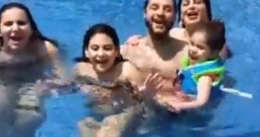 فيديو.. أحمد الفيشاوى مع زوجته وبناتها داخل حمام السباحة: my girls