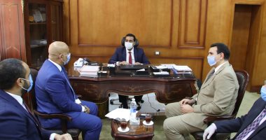 نائب محافظ قنا يجتمع بمسئولي "المصرية للاتصالات" للإسراع فى التحول الرقمى