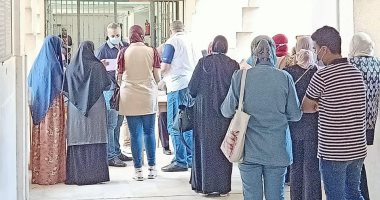صور.. إقبال طلاب الثانوية العامة على معامل التنسيق للمرحلة الثانية بجامعة بورسعيد