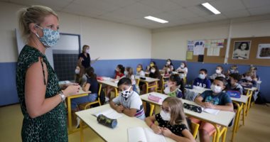 فرنسا تعيد فتح المدارس وارتداء الكمامة إلزاميا للمعلمين والتلاميذ
