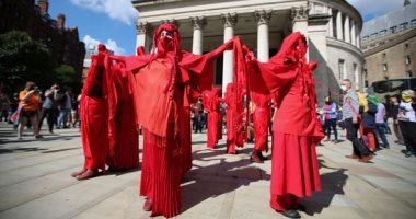 وقفات احتجاجية من نشطاء المناخ فى بريطانيا بأقنعة الزومبى والملابس الحمراء..ألبوم صور